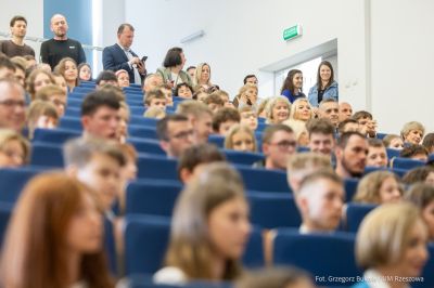 zdjęcie z konferencji prasowej z udziałem Jeffa Y. J. Liu, szefa Przedstawicielstwa Tajpej w Polsce w Poradni Psychologiczno-Pedagogicznej nr 2 w Rzeszowie, fot. Grzegorz Bukała, Urząd Miasta Rzeszowa
